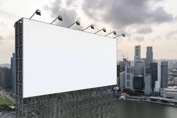 Panneau d'affichage blanc blanc avec fond de paysage urbain de Singapour au coucher du soleil. Affiche publicitaire, maquette, rendu 3D. Vue latérale. Le concept de communication marketing pour vendre l'idée. — Photo