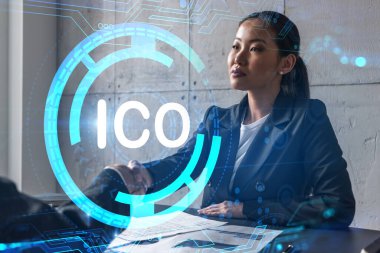 İki kadın tokalaşması. ICO hologramı. Çoklu maruz kalma. Uluslararası iş. Engelleme zinciri.