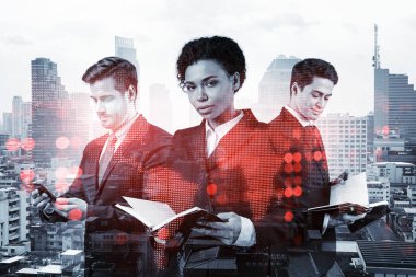 İş amaçlarına ulaşmak için sosyal medya pazarlama stratejisi üzerinde çalışan bir grup SMM uzmanı. Bangkok arkaplanı üzerinde hologram simgeleri.