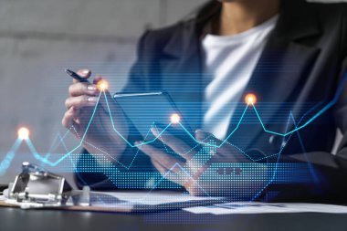 İş kadını akıllı telefon kullanarak not alıyor. Finansal grafik ve grafik hologramı çift pozlama.