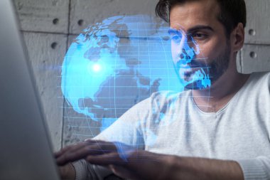 Dünya çapında yeni bir tedarik zinciri geliştirmek için dizüstü bilgisayar kullanan ciddi bir Kafkasyalı yönetici. Çifte maruziyet. dünya ve harita hologramı.