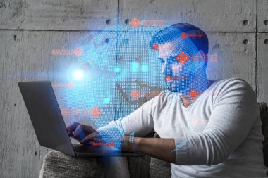 Dünya çapında yeni bir tedarik zinciri geliştirmek için dizüstü bilgisayar kullanan ciddi bir Kafkasyalı yönetici. Çifte maruziyet. dünya ve harita hologramı.