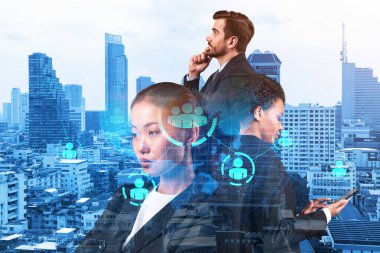 İş amaçlarına ulaşmak için sosyal medya pazarlama stratejisi üzerinde çalışan bir grup SMM uzmanı. Bangkok arkaplanı üzerinde hologram simgeleri.