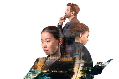 Asya şehri Kuala Lumpur 'un önünde duran üç genç, başarılı iş adamı, erkek ve kadın çifte pozlama. Sıkı çalışma ve öğrenim kavramı. Modern yaşam tarzı. Gece vakti..