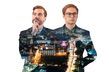 Asya kenti Kuala Lumpur 'un önünde duran iki genç, başarılı iş adamının çifte pozu. Takım çalışması kavramı. Gece vakti..