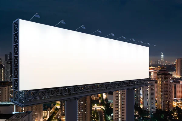 Panneau d'affichage blanc blanc avec fond de paysage urbain KL la nuit. Affiche publicitaire, maquette, rendu 3D. Vue latérale. Le concept de communication marketing pour promouvoir ou vendre une idée. — Photo