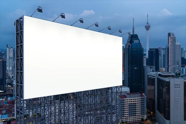 Panneau d'affichage blanc blanc avec fond de paysage urbain KL la nuit. Affiche publicitaire, maquette, rendu 3D. Vue latérale. Le concept de communication marketing pour promouvoir ou vendre une idée. — Photo