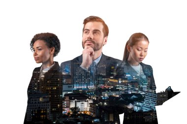 Asya 'nın Bangkok şehrinin önünde duran üç genç, başarılı, iş adamı, erkek ve kadın çifte pozlama. Sıkı çalışma ve öğrenim kavramı. Modern yaşam tarzı. Gece vakti..