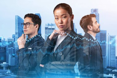 Yeni risk sermayesi ve yüksek teknoloji üzerinde çalışan bir grup iş arkadaşı riskleri tahmin etmeye ve olası kazanç artışlarını tahmin etmeye çalışıyor. Singapur arkaplanının hologram şeması.