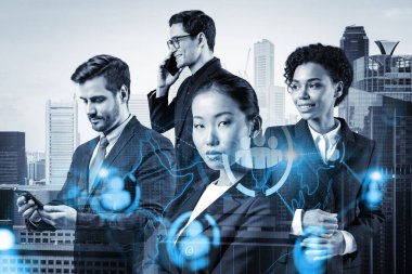 İş amaçlarına ulaşmak için sosyal medya pazarlama stratejisi üzerinde çalışan bir grup SMM uzmanı. Singapur arkaplanı üzerinde hologram simgeleri.