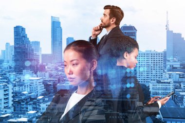 İş amaçlarına ulaşmak için sosyal medya pazarlama stratejisi üzerinde çalışan bir grup SMM uzmanı. Bangkok arkaplanı üzerinde hologram simgeleri.