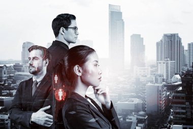 İş amaçlarına ulaşmak için sosyal medya pazarlama stratejisi üzerinde çalışan bir grup SMM uzmanı. Bangkok arkaplanı üzerinde hologram simgeleri.