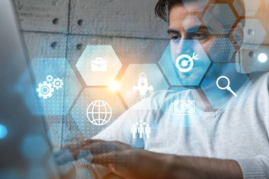 Gündelik giysiler içinde, ciddi bir beyaz analist Fintech 'teki uluslararası ilişkilerde yeni fırsatları analiz etmek için dizüstü bilgisayar kullanıyor. Çifte maruziyet. Araştırma ve Geliştirme hologramları.