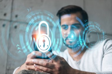 Cep telefonunu daktilo eden bir adam. Çifte maruziyet. Simge hologramını kilitle. Veri bilgi konseptinin korunması.