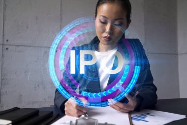 İş kadını not alıyor ve halka arz hologramı çekiyor. Çifte maruziyet. İş teknolojisi başlangıç birincil teklif çözüm kavramı.