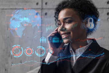 İş kadını telefon ve iş teması hologramı konuşuyor. Çift pozlama.