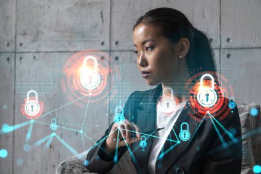 Asyalı iş kadını başarının hayalini kurar. Kilit güvenliği hologram çekiyor. Çift pozlama.