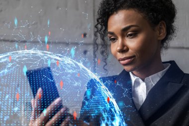 İş kadını telefonu kullanıyor, modern ofiste yeni bir proje üzerinde çalışıyor. Çifte maruziyet. Başarı kavramı. Sosyal ağ hologramı.