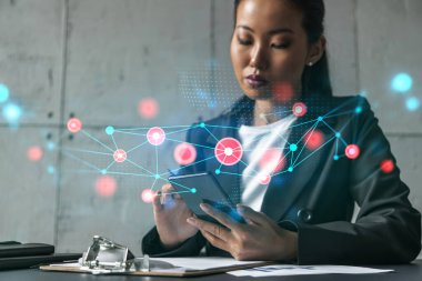 İş kadını telefonu kullanıyor, modern ofiste yeni bir proje üzerinde çalışıyor. Çifte maruziyet. Başarı kavramı. Soyut teknoloji hologramı.