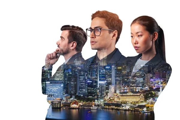 Подвійне викриття трьох молодих успішних бізнесменів, чоловіків і жінок, які стоять перед азіатським містом Сінгапур. Концепція важкої праці та навчання. Сучасний спосіб життя. Нічний час. — стокове фото