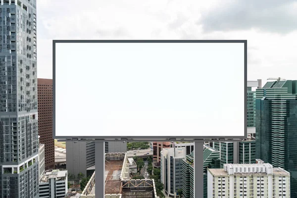 Cartelera blanca en blanco con fondo de paisaje urbano de Singapur durante el día. Cartel publicitario callejero, maqueta, representación 3D. Vista frontal. El concepto de comunicación de marketing para promover. —  Fotos de Stock