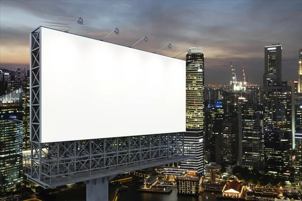 Panneau d'affichage blanc blanc avec fond de paysage urbain de Singapour la nuit. Affiche publicitaire, maquette, rendu 3D. Vue latérale. Le concept de communication marketing pour vendre l'idée. — Photo