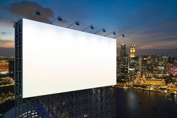 Panneau d'affichage blanc blanc avec fond de paysage urbain de Singapour la nuit. Affiche publicitaire, maquette, rendu 3D. Vue latérale. Le concept de communication marketing pour vendre l'idée. — Photo