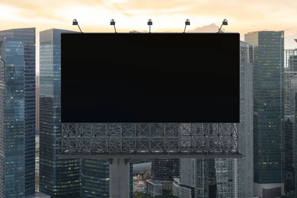 Cartelera negra en blanco con fondo de paisaje urbano de Singapur al atardecer. Cartel publicitario callejero, maqueta, representación 3D. Vista frontal. El concepto de comunicación de marketing para vender la idea. —  Fotos de Stock