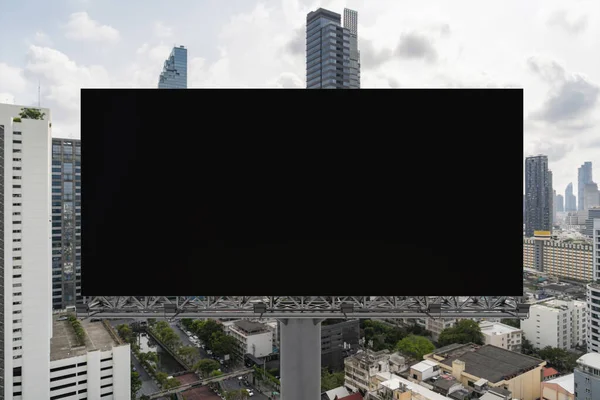 Бланк черного дорожного билборда на фоне города Бангкока в дневное время. Уличная реклама, макет, 3D рендеринг. Вид спереди. Концепция маркетинговой коммуникации для продвижения или продажи идеи. — стоковое фото