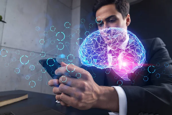 Ofiste Smartphone ile çalışan bir iş adamı, süreci optimize etmek için beyin hologramı, telefon daktilosu. Çift pozlama. — Stok fotoğraf
