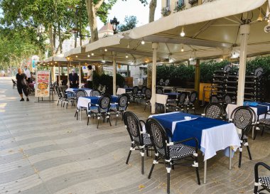 Coronavirüs yüzünden turistlerin olmadığı bir barın terası.