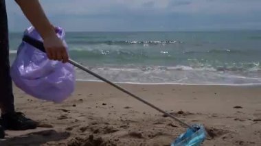 Sahilde kirli bir yüz maskesi almak.