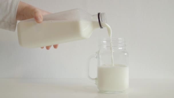 servir du lait frais dans un verre