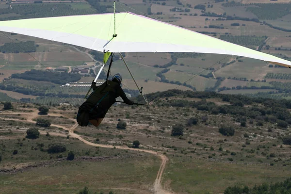 Şehrin üzerinde uçan bir planör.