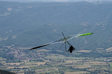 Şehrin üzerinde uçan bir planör.