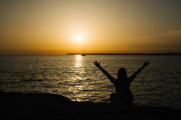 Happy Girl Sitting Raised Arms Front Sea Watching Sunset — Stock Photo, Image