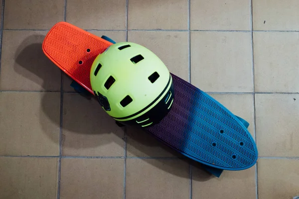 Небольшой Скейт Борд Шлемом — стоковое фото