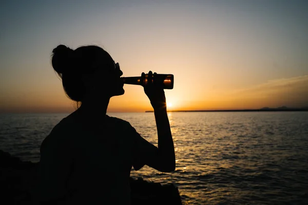 Silhouette Girl Drinking Beer Sunset — Stock Photo, Image