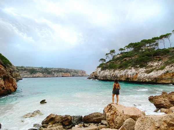 Chica Cima Una Roca Mirando Mar Mallorca — Foto de Stock