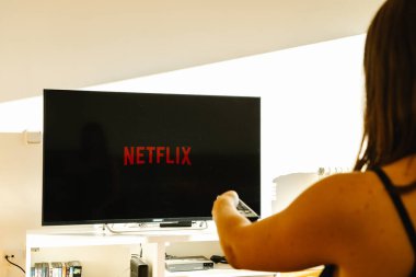Kadın Netflix 'inde NEtflix uygulamasını kullanıyor. Amerikan eğlence şirketi, medya yayıncılığında uzmanlaşmış..