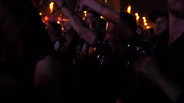 Αγόρι Κοστούμι Χορεύει Μια Συναυλία Στο Primavera Sound Στη Βαρκελώνη — Αρχείο Βίντεο