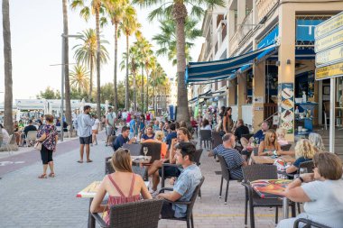 Koronavirüs zamanında bir bar tarlasındaki insanlar