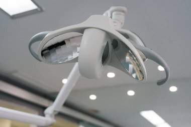 Diş hekimliği kliniğinde diş aletleri..