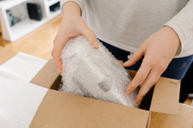 Kız evde paket açıyor.