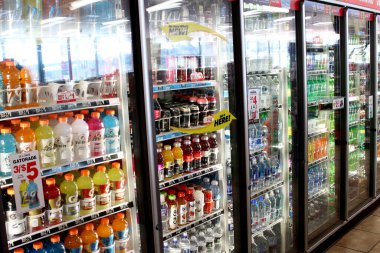 Cartersville, GA 27 Mayıs 2020 Soda ve Enerji soğuk içecek dondurucusunda içiyor..