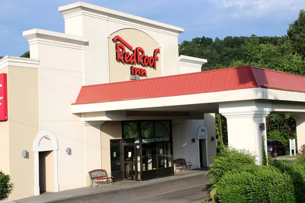 Chattanooga, Tennessee, 26 Mayıs 2020, Red Roof Inn, ABD 'de bir ekonomik otel zinciri. Kızıl Çatı, başta Orta Batı, Güney ve Doğu Amerika 'da olmak üzere küresel çapta 650' den fazla mülke sahiptir.