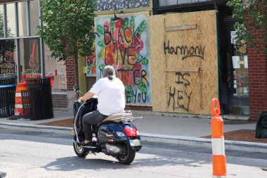 Columbus, Ohio, 3 Haziran 2020 Borda Şirketi, beyaz bir polis memuru tarafından öldürülen Afrikalı Amerikalı George Floyd 'un 9 gün süren protestosu sırasında Siyah Hayatlar Önemlidir mesajını sergiliyor..