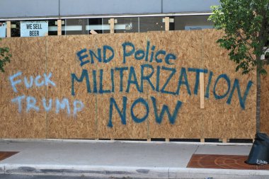 Columbus, Ohio, 3 Haziran 2020 Borda Şirketi, beyaz bir polis memuru tarafından öldürülen Afrikalı Amerikalı George Floyd 'un 9 gün süren protestosu sırasında Siyah Hayatlar Önemlidir mesajını sergiliyor..