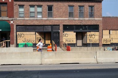 Columbus, Ohio, 3 Haziran 2020 Borda Şirketi, beyaz bir polis memuru tarafından öldürülen Afrikalı Amerikalı George Floyd 'un 9 gün süren protestosu sırasında Siyah Hayatlar Önemlidir mesajını sergiliyor..