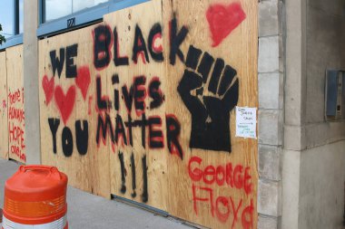 Columbus, Ohio, 3 Haziran 2020 Borda Şirketi, beyaz bir polis memuru tarafından öldürülen Afrikalı Amerikalı George Floyd 'un 9 gün süren protestosu sırasında Siyah Hayatlar Önemlidir mesajını sergiliyor..